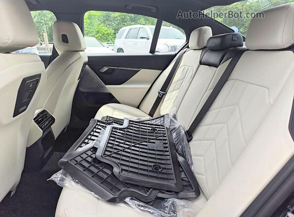 WBA53FJ07TCW28698 2026 BMW 5 SERIES Black Widok tylnych siedzeń
