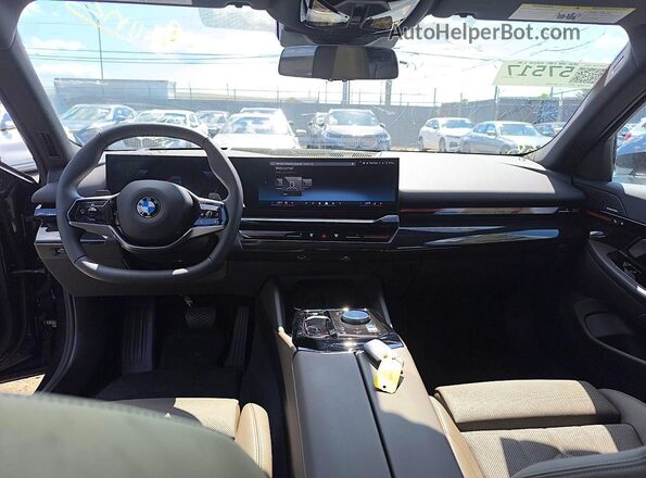 WBA53FJ0XTCW69911 2026 BMW 5 SERIES Gray ხელსაწყოთა პანელის ხედი