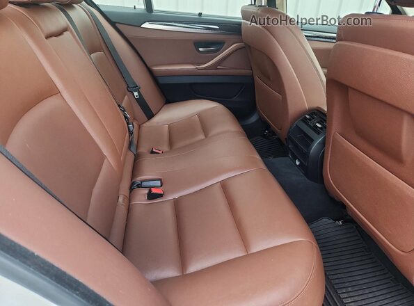 WBA5A5C55GD527801 2016 BMW 5 SERIES White Widok tylnych siedzeń