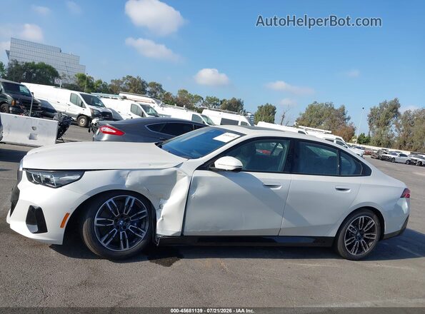 WBA63FJ05VCX81281 2027 BMW 5 SERIES White Սալոնի 360 աստիճան տեսք
