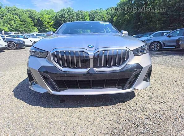 WBA63FJ06TCX08787 2026 BMW 5 SERIES Silver Դիմացի տեսք