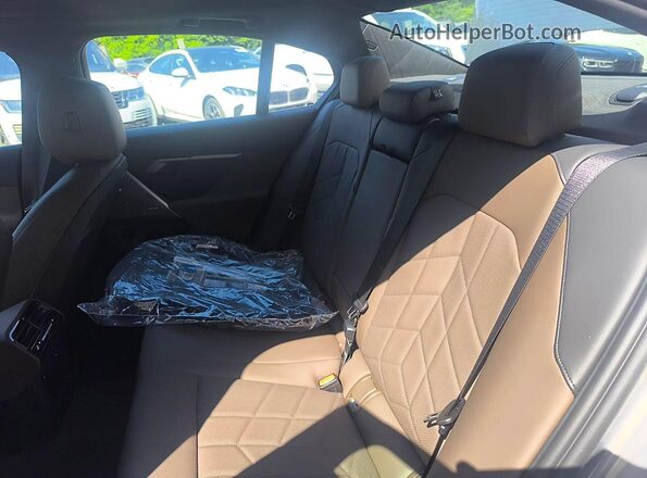 WBA63FJ06TCX08787 2026 BMW 5 SERIES Silver Սալոնի հետևի տեսք