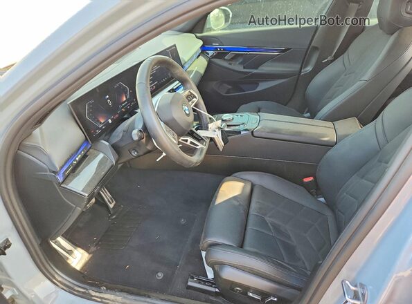 WBA63FJ07RCS03219 2024 BMW 5 SERIES Gray Вид салону спереду