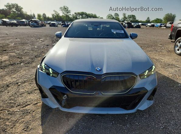 WBA63FJ07RCS03219 2024 BMW 5 SERIES Gray Вид спереду