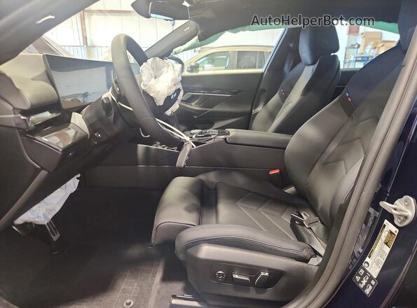 WBA63FJ09VCX85611 2027 BMW 5 SERIES Blue Widok wnętrza z przodu