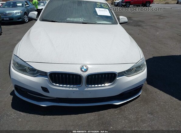 WBA8B9C5XJEE80948 2018 BMW 3 SERIES White Vista del salpicadero