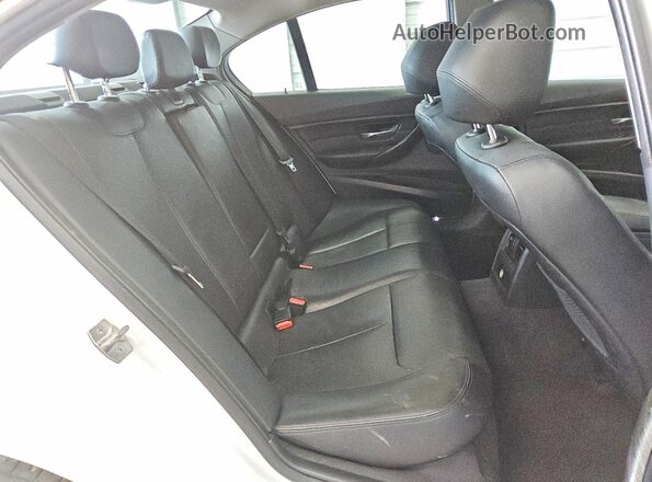 WBA8E5G50HNU41545 2017 BMW 3 SERIES White Vista de los asientos traseros