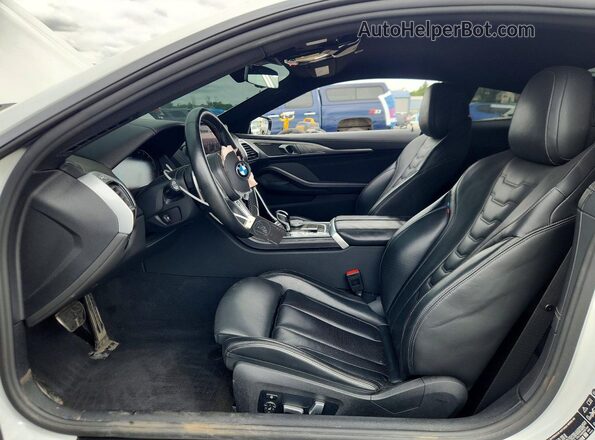 WBABC4C03RCR37470 2024 BMW M8 White Vista interior delantera