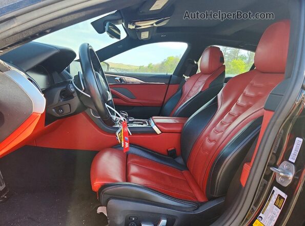 WBAGV8C00NCH86012 2022 BMW M8 Black Front interior view