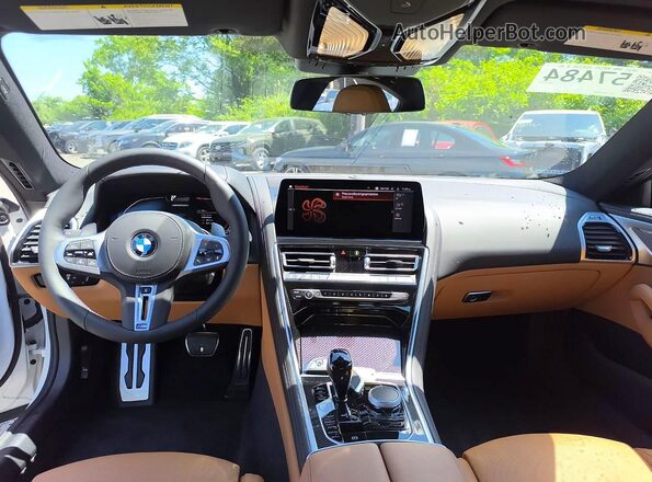 WBAGV8C00TCX07870 2026 BMW M8 White ხელსაწყოთა პანელის ხედი