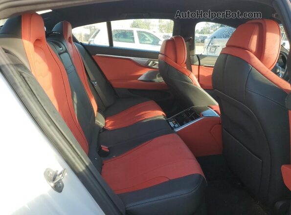 WBAGV8C09RCN94588 2024 BMW M8 White Vista de los asientos traseros