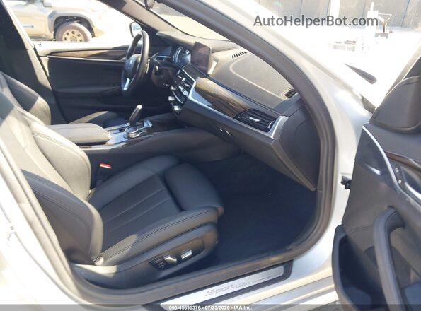 WBAJA5C53KWW43610 2019 BMW 5 SERIES Silver Widok wnętrza z przodu
