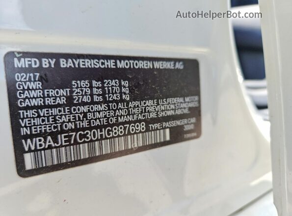 WBAJE7C30HG887698 2017 BMW 5 SERIES White Vista del compartimento del motor