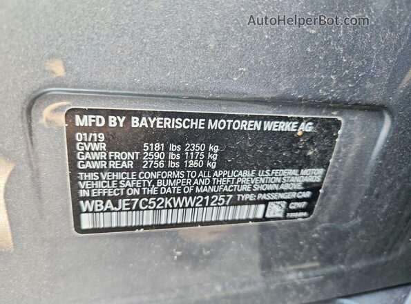WBAJE7C52KWW21257 2019 BMW 5 SERIES Silver ძრავის განყოფილების ხედი