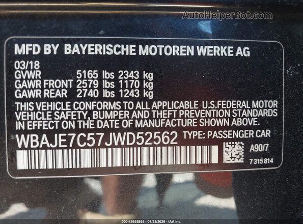 WBAJE7C57JWD52562 2018 BMW 5 SERIES Black Vista del compartimento del motor