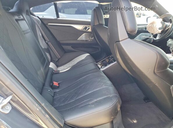 WBSGV0C01NCH35275 2022 BMW M8 Gray Widok tylnych siedzeń