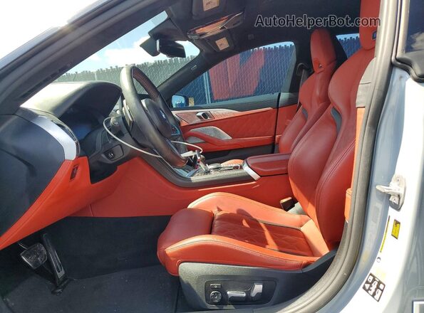 WBSGV0C01RCN06081 2024 BMW M8 Gray წინა სალონის ხედი