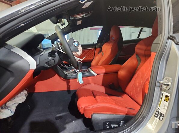 WBSGV0C05SCW14242 2025 BMW M8 Gray Вид салону спереду