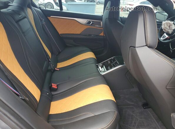 WBSGV0C07SCV33680 2025 BMW M8 Silver Widok tylnych siedzeń