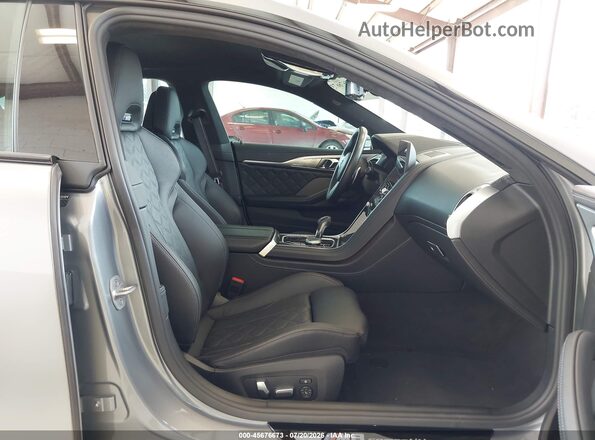 WBSGV0C09PCL06210 2023 BMW M8 Gray წინა სალონის ხედი