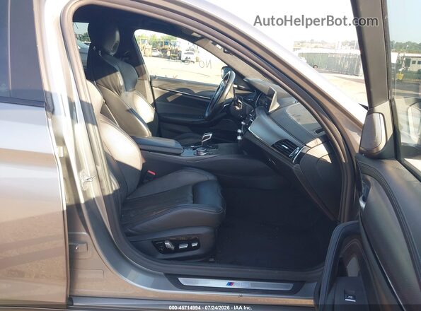 WBSJF0C5XJB283239 2018 BMW M5 Tan Vista interior delantera