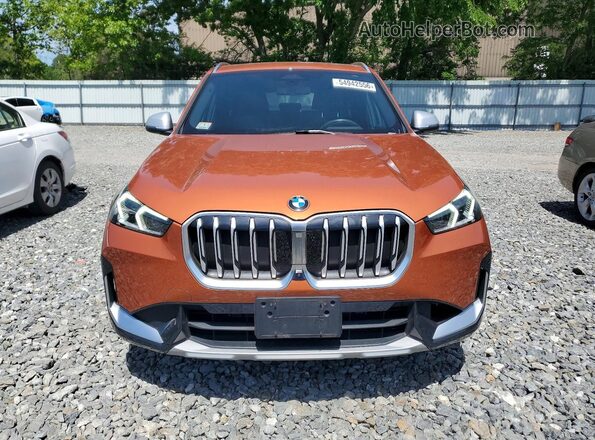 WBX73EF00P5Y10870 2023 BMW X1 Оранжевый Вид спереди
