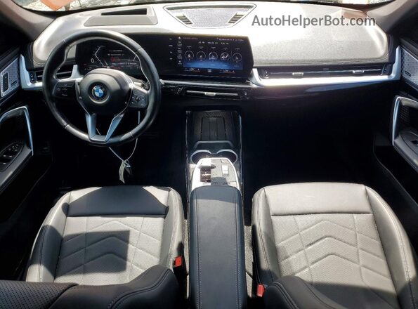 WBX73EF00P5Y10870 2023 BMW X1 Оранжевый Вид панели приборов