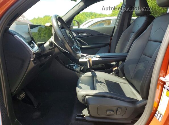 WBX73EF00P5Y10870 2023 BMW X1 Оранжевый Вид салона спереди
