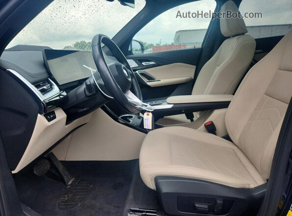WBX73EF01P5W55813 2023 BMW X1 Black Вид салону спереду
