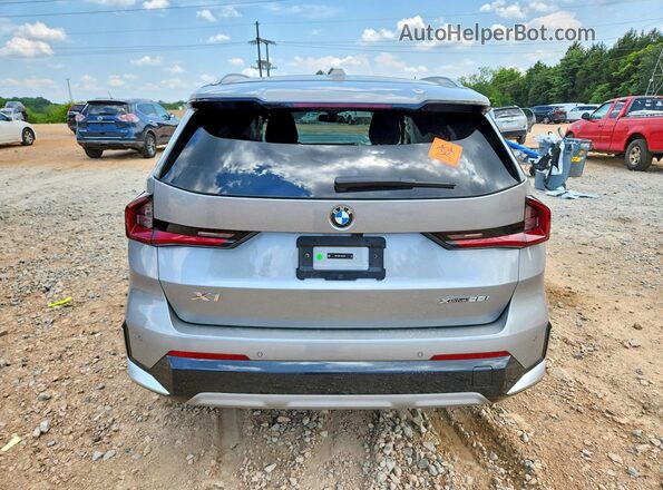 WBX73EF01S5034287 2025 BMW X1 Серебряный Вид сзади
