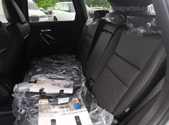 WBX73EF01T5481669 2026 BMW X1 Silver Вид задньої частини салону