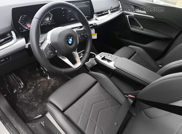 WBX73EF01T5481669 2026 BMW X1 Silver Вид салону спереду