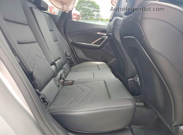 WBX73EF01T5696811 2026 BMW X1 Серебряный Вид задней части салона