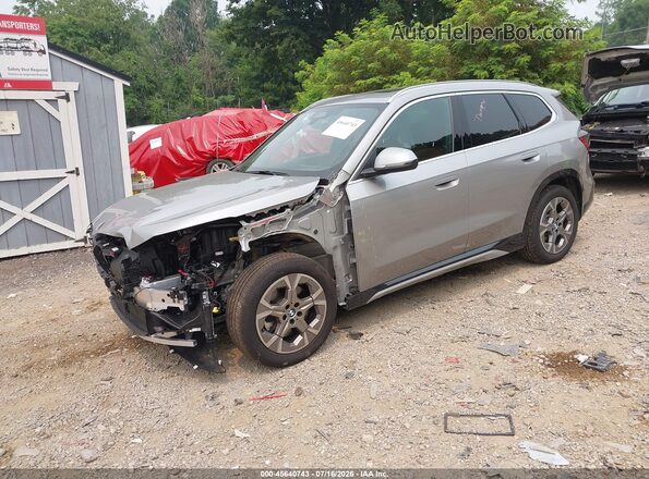 WBX73EF03T5667116 2026 BMW X1 Silver Առջևի ձախ երեք քառորդ տեսարան