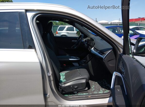 WBX73EF04T5444759 2026 BMW X1 Серебряный Вид салона спереди