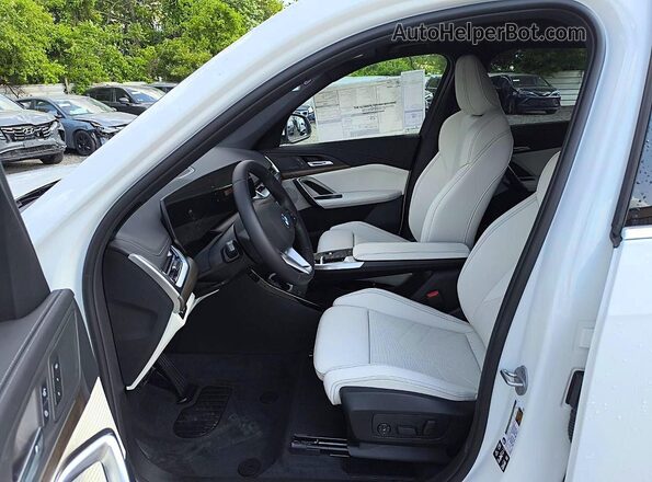 WBX73EF04T5613095 2026 BMW X1 White წინა სალონის ხედი