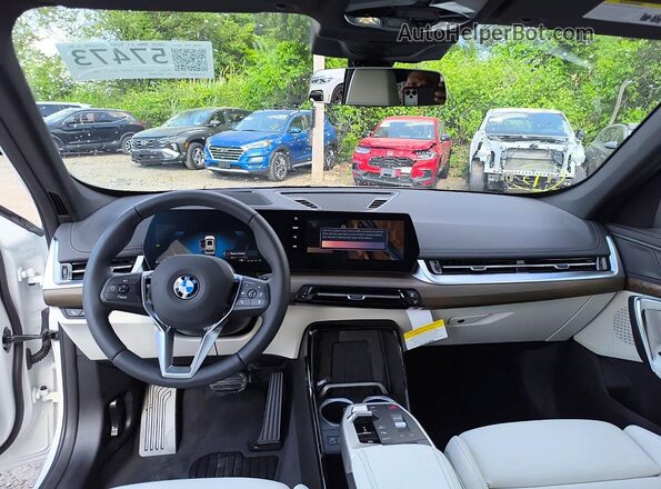 WBX73EF04T5613095 2026 BMW X1 White ხელსაწყოთა პანელის ხედი