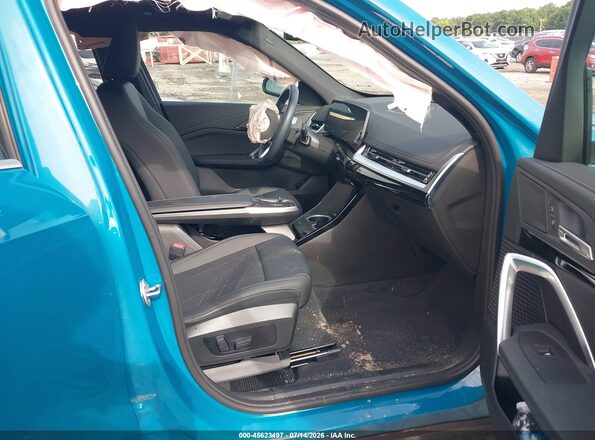 WBX73EF05S5126101 2025 BMW X1 Blue Вид салону спереду