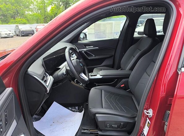 WBX73EF05T5425329 2026 BMW X1 Red Vista interior delantera