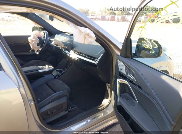 WBX73EF06P5W79072 2023 BMW X1 Silver წინა სალონის ხედი