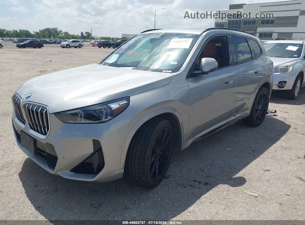 WBX73EF06P5X24348 2023 BMW X1 Gray Vista tres cuartos delantera izquierda