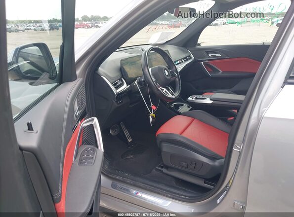WBX73EF06P5X24348 2023 BMW X1 Gray Vista interior delantera