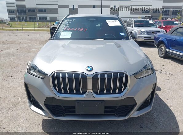 WBX73EF06P5X24348 2023 BMW X1 Gray Vista del cuadro de instrumentos