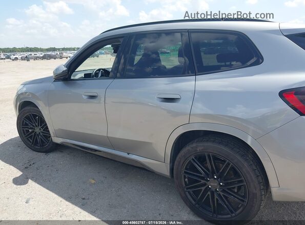 WBX73EF06P5X24348 2023 BMW X1 Gray Vista interior de 360 grados