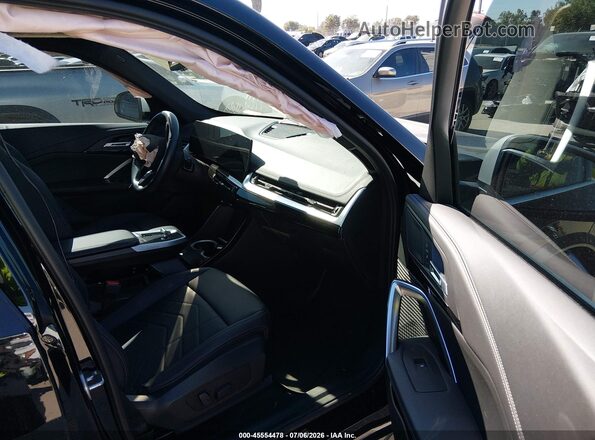 WBX73EF06R5Y38918 2024 BMW X1 Black წინა სალონის ხედი