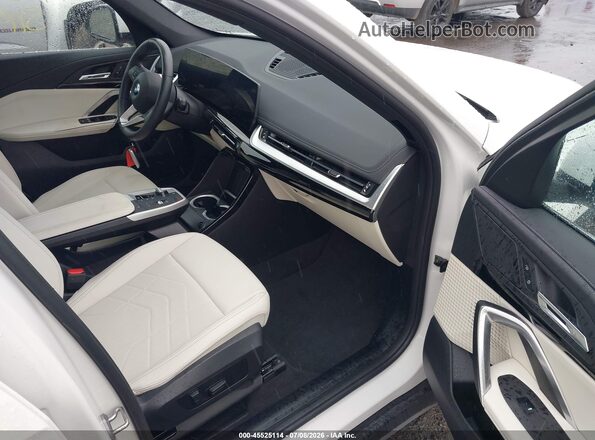 WBX73EF06T5472482 2026 BMW X1 White Вид салону спереду