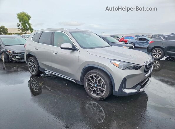 WBX73EF07P5W65374 2023 BMW X1 Silver Delantero derecho