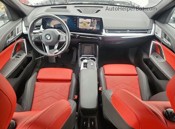WBX73EF07P5W65374 2023 BMW X1 Silver Vista del salpicadero