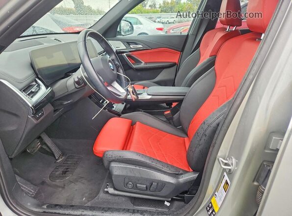 WBX73EF07P5W65374 2023 BMW X1 Silver Vista interior delantera