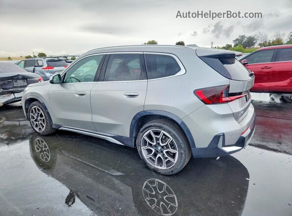 WBX73EF07P5W65374 2023 BMW X1 Silver Trasero izquierdo